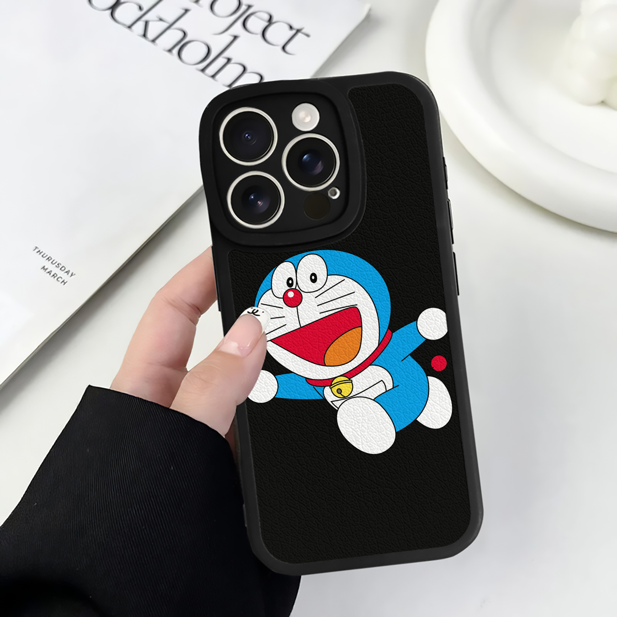 （画像用） ドラえもん Doraemon 【iPhone 16シリーズ対応】シリコンスマホケース（レザー調） 材質：シリコン